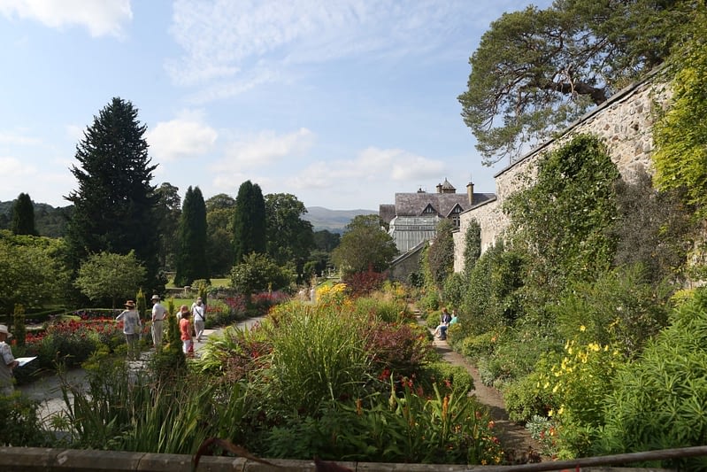Elizabethan cloister garden