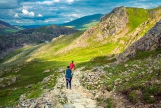 2 hikers on a trail in Snowdonia National Park